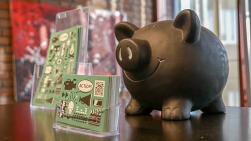 Wir sind auf Spenden in unserem Sparschwein angewiesen